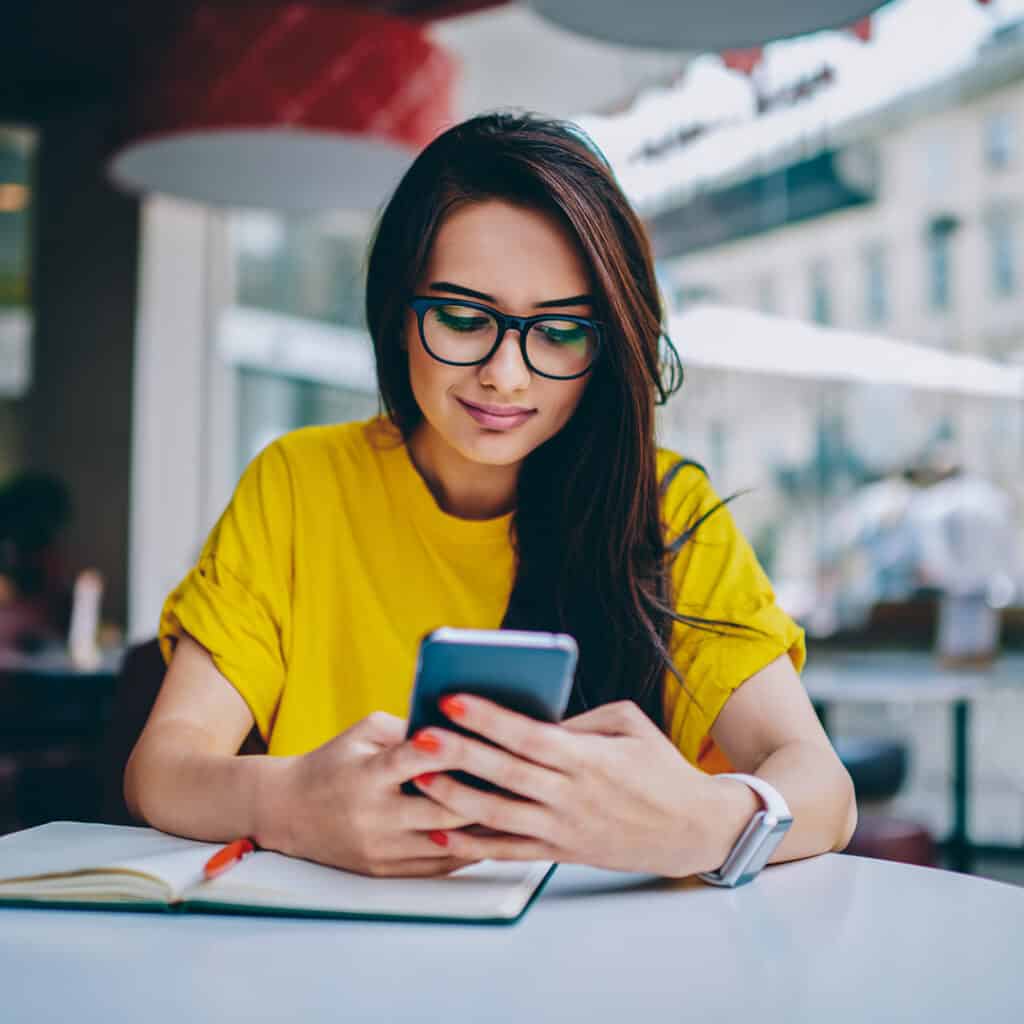 Image de fond Influence Now représentant une influenceuse