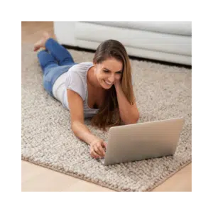 Jeune fille allongée devant son ordinateur